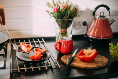 Masada şenlikli bir kahvaltı. Sabahları sağlıklı yiyecekler. Sosis ve kalp şeklinde yumurta. Yakın plan..