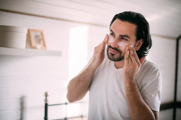 Schöner Mann Schmiert Gesichtscreme Die Körperpflege Der Männer Jung Kerl — Stockfoto