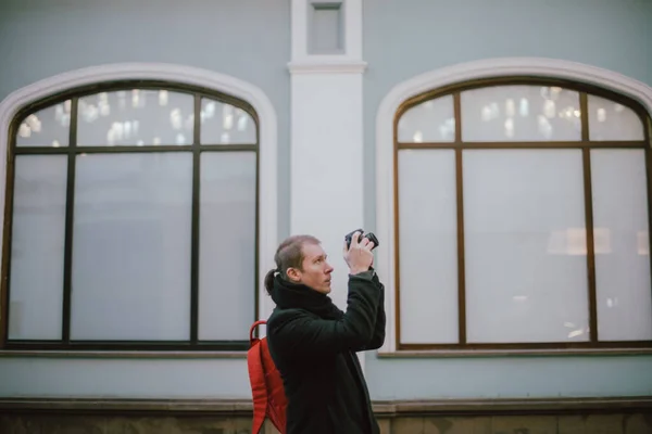 Homem Com Uma Câmera Fotografa Rua Cidade Velha Inverno Fotógrafo — Fotografia de Stock