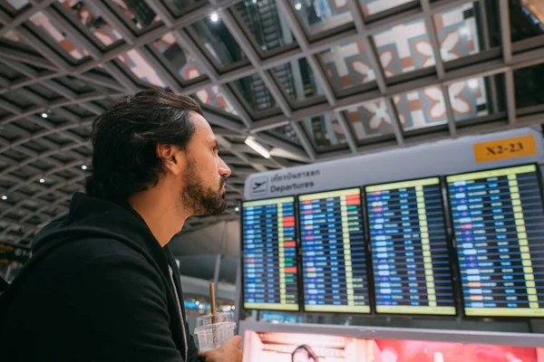 Man Schedule Board Airport Young Guy Backpack Looks Flight Schedule — Stock Photo, Image