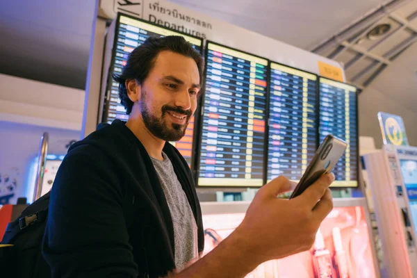 Een Man Bij Het Scorebord Het Vliegveld Een Jonge Man — Stockfoto