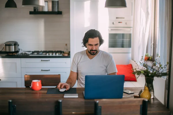 Thuis Werken Een Man Werkt Thuis Een Laptop Zit Overdag — Stockfoto