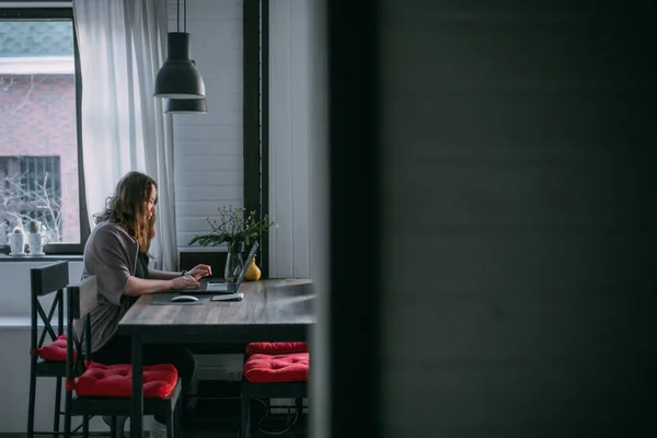 Lugar Trabajo Casa Una Mujer Trabaja Portátil Casa Sienta Sofá —  Fotos de Stock