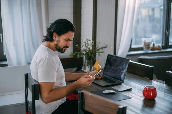 Thuis Werken Een Man Werkt Thuis Een Laptop Zit Overdag — Stockfoto