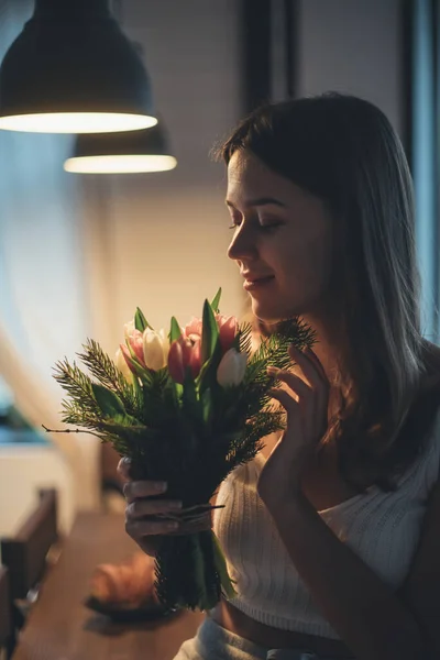 Retrato Uma Jovem Com Buquê Flores Uma Menina Bonita Senta — Fotografia de Stock