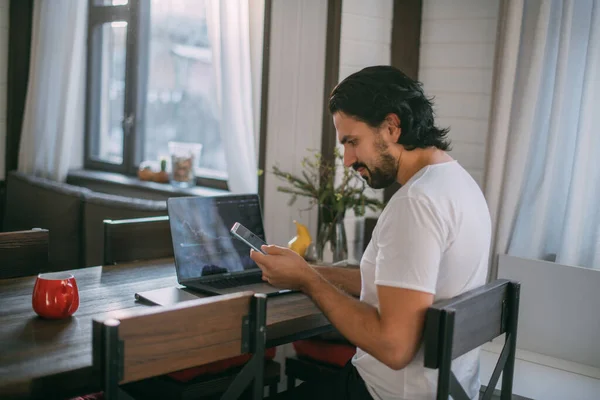 Thuis Werken Een Man Werkt Thuis Een Laptop Zit Overdag — Stockfoto