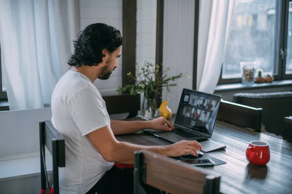 Arbeitsplatz Hause Ein Mann Arbeitet Hause Laptop Sitzt Tagsüber Einem — Stockfoto