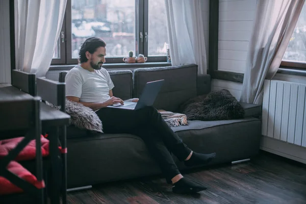 Thuis Werken Een Man Werkt Thuis Een Laptop Zit Overdag — Stockfoto