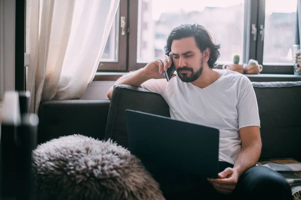 Thuis Werken Een Man Werkt Thuis Een Laptop Zit Overdag — Stockfoto