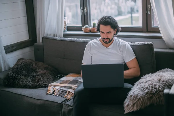 Arbeitsplatz Hause Ein Mann Arbeitet Hause Laptop Sitzt Tagsüber Auf — Stockfoto