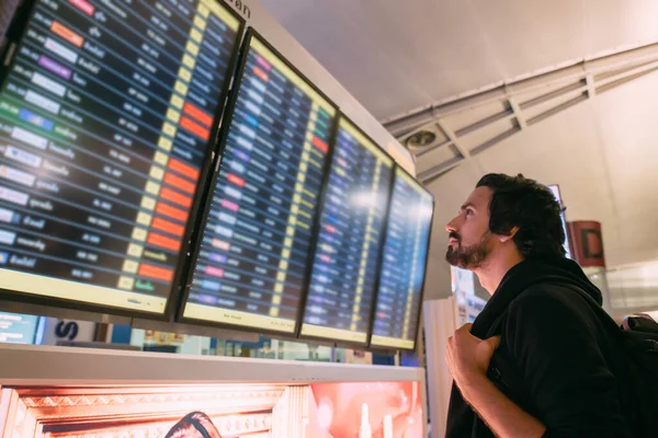 Man Schedule Board Airport Young Guy Backpack Looks Flight Schedule — Stock Photo, Image