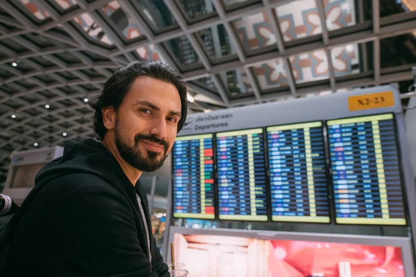 Man Schedule Board Airport Young Guy Backpack Looks Flight Schedule — Stock Photo, Image