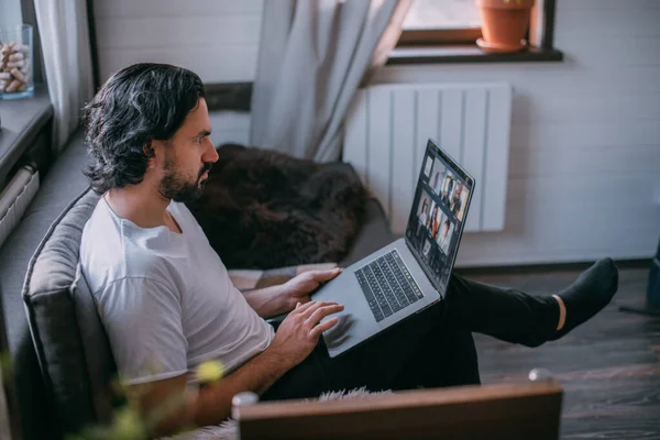 Arbeitsplatz Hause Ein Mann Arbeitet Hause Laptop Sitzt Tagsüber Auf — Stockfoto