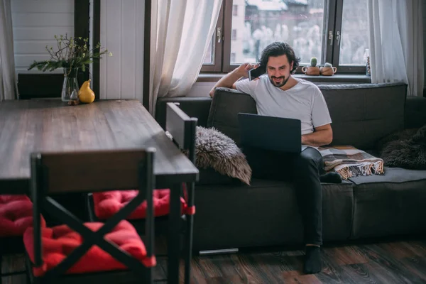 Arbeitsplatz Hause Ein Mann Arbeitet Hause Laptop Sitzt Tagsüber Auf — Stockfoto