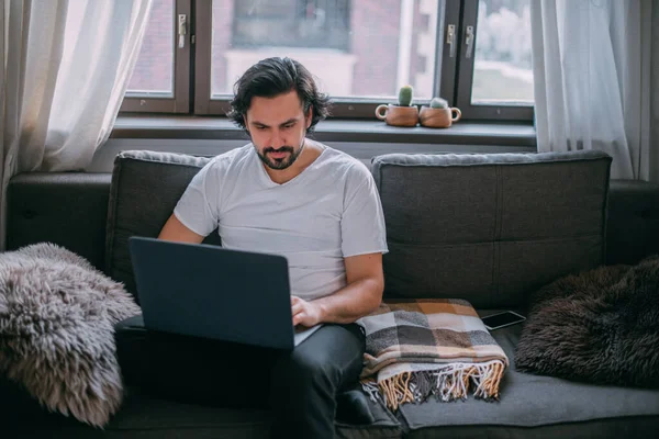 Thuis Werken Een Man Werkt Thuis Een Laptop Zit Overdag — Stockfoto