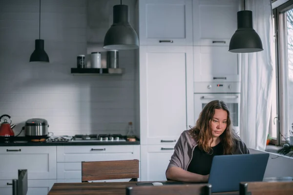 Lugar Trabajo Casa Una Mujer Trabaja Portátil Casa Sienta Sofá —  Fotos de Stock