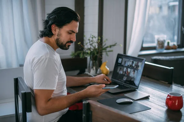 Arbeitsplatz Hause Ein Mann Arbeitet Hause Laptop Sitzt Tagsüber Einem — Stockfoto