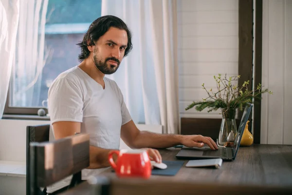 Thuis Werken Een Man Werkt Thuis Een Laptop Zit Overdag — Stockfoto