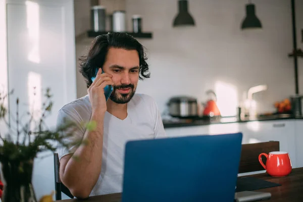 Arbeitsplatz Hause Ein Mann Arbeitet Hause Laptop Sitzt Tagsüber Einem — Stockfoto