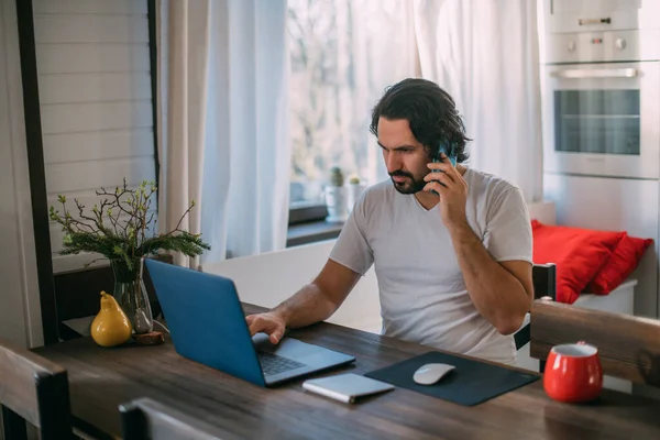 Arbeitsplatz Hause Ein Mann Arbeitet Hause Laptop Sitzt Tagsüber Einem — Stockfoto