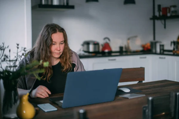 Thuis Werken Een Vrouw Werkt Thuis Een Laptop Zit Overdag — Stockfoto