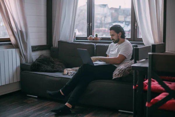 Thuis Werken Een Man Werkt Thuis Een Laptop Zit Overdag — Stockfoto