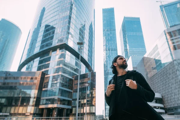 Homem Com Fundo Industrial Arranha Céus Vidro Jovem Solitário Numa — Fotografia de Stock