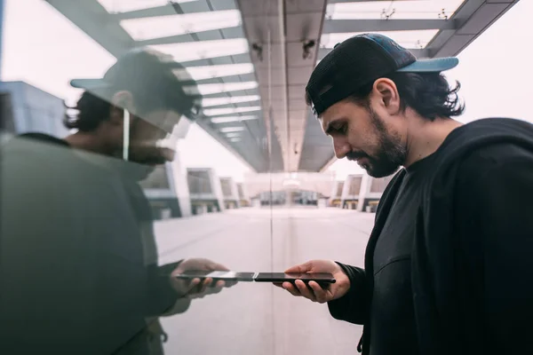 Hombre Con Teléfono Sus Manos Reflejo Transición Vida Línea Joven — Foto de Stock