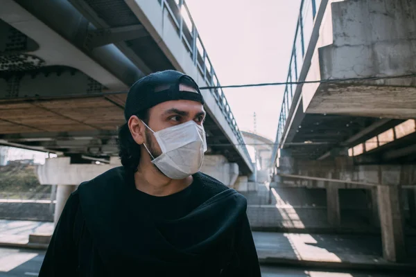Homem Com Uma Máscara Médica Num Fundo Industrial Jovem Solitário — Fotografia de Stock