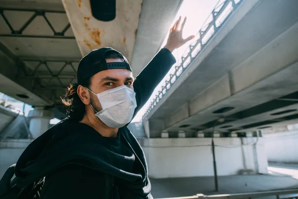 Een Man Met Een Medisch Masker Een Industriële Achtergrond Eenzame — Stockfoto