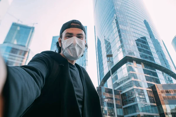 Hombre Con Una Máscara Médica Fondo Industrial Rascacielos Joven Solitario —  Fotos de Stock