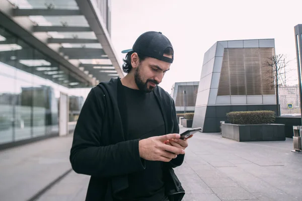 Homem Com Telefone Nas Mãos Numa Cidade Deserta Jovem Olha — Fotografia de Stock