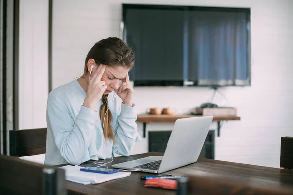 Eine Kranke Frau Mit Laptop Arbeitet Hause Wohnzimmer Kopfschmerzen Fieber — Stockfoto