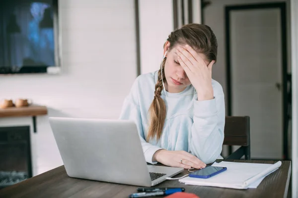 Eine Kranke Frau Mit Laptop Arbeitet Hause Wohnzimmer Kopfschmerzen Fieber — Stockfoto