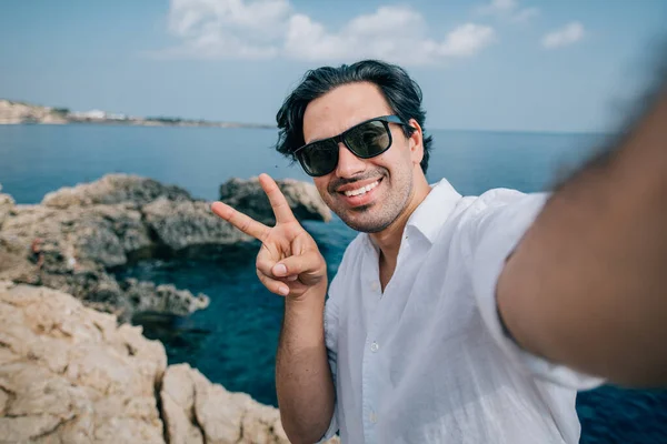 Hombre Toma Una Selfie Las Rocas Con Vistas Mar Chico —  Fotos de Stock