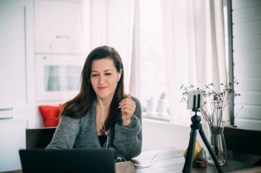 Bir kadın çalışıyor, internet üzerinden evden canlı yayın yapıyor. Kız konuşur, ders verir, internette blog yazar. Kız blogcu bir blog konusu yazdı.