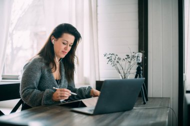 Bir kadın çalışıyor, internet üzerinden evden canlı yayın yapıyor. Kız konuşur, ders verir, internette blog yazar. Kız blogcu bir blog konusu yazdı.