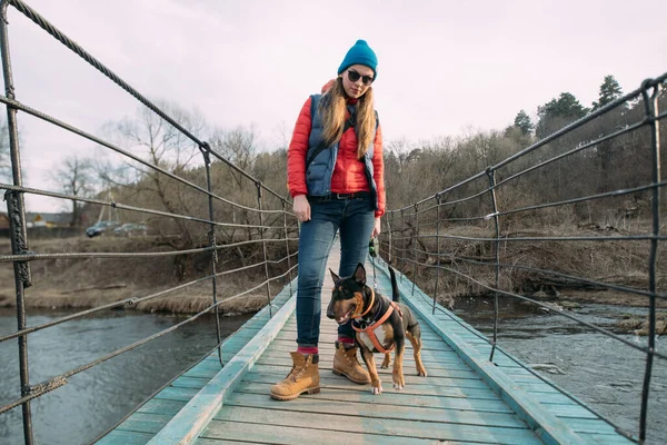 Eine Frau Geht Mit Einem Hund Auf Einer Hängebrücke Über — Stockfoto
