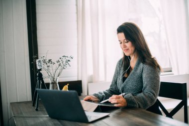 Bir kadın çalışıyor, internet üzerinden evden canlı yayın yapıyor. Kız konuşur, ders verir, internette blog yazar. Kız blogcu bir blog konusu yazdı.