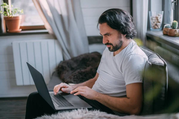 Thuis Werken Een Man Werkt Thuis Een Laptop Zit Overdag — Stockfoto