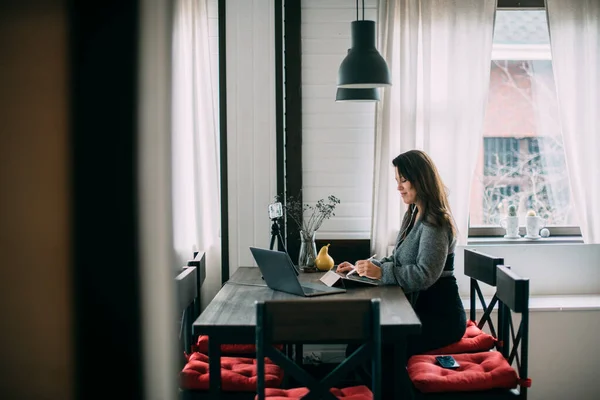 Woman Works Conducts Live Broadcasts Home Internet Girl Talks Leads — Stock Photo, Image