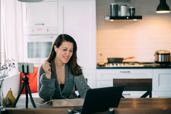 Une Femme Travaille Effectue Des Émissions Direct Maison Sur Internet — Photo