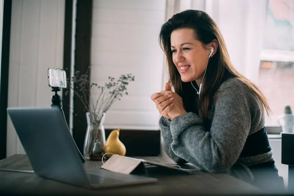 Bir Kadın Çalışıyor Internet Üzerinden Evden Canlı Yayın Yapıyor Kız — Stok fotoğraf