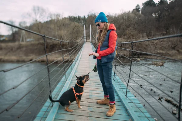 Eine Frau Geht Mit Einem Hund Auf Einer Hängebrücke Über — Stockfoto