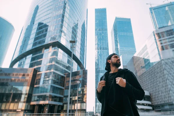 Hombre Sobre Fondo Industrial Rascacielos Cristal Joven Solitario Una Metrópolis —  Fotos de Stock