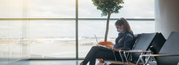 Woman Sitting Airport Laptop Medical Mask Young Girl Waiting Departure — Stock Photo, Image