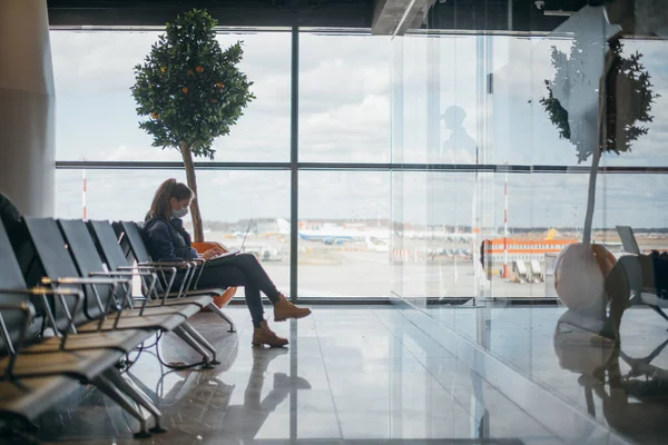 Een Vrouw Zit Het Vliegveld Met Een Laptop Met Een — Stockfoto