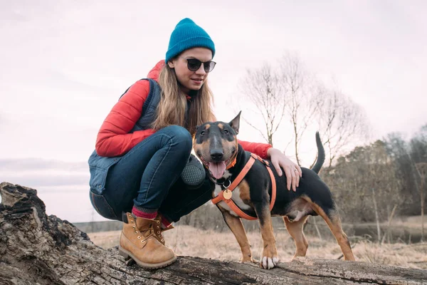 Eine Frau Steht Mit Einem Hund Auf Einem Großen Baumstamm — Stockfoto