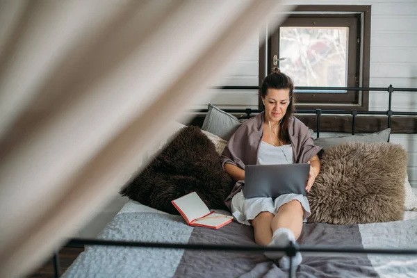 Kvinna Arbetar Med Laptop Sängen Sovrummet Ung Flicka Ligger Stor — Stockfoto