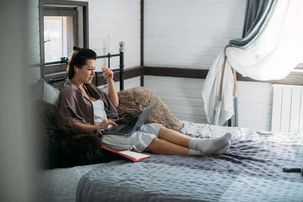 Женщина Работает Ноутбуком Кровати Спальне Молодая Девушка Лежит Большой Кровати — стоковое фото